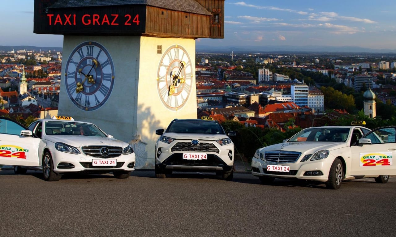 Graz Taxi 24 Fahrzeugflotte vor dem Grazer Uhrturm